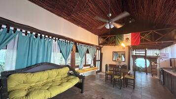 Tree House, 1 Bedroom, Kitchen, Garden View | Living area | Books