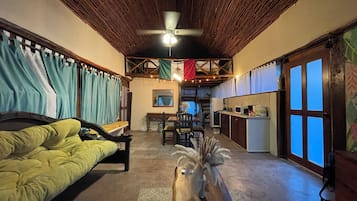 Tree House, 1 Bedroom, Kitchen, Garden View | Living area | Books