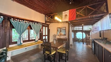 Casa sull'albero, 1 camera da letto, cucina, vista giardino | Area soggiorno | Libri