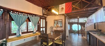Treehouse Loft in Prime Location