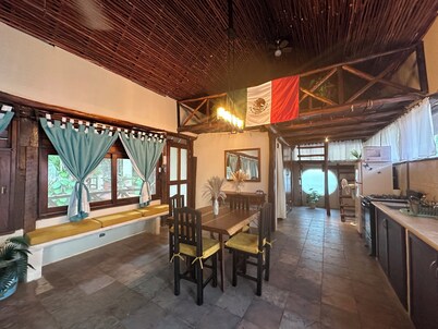 Treehouse Loft in Prime Location