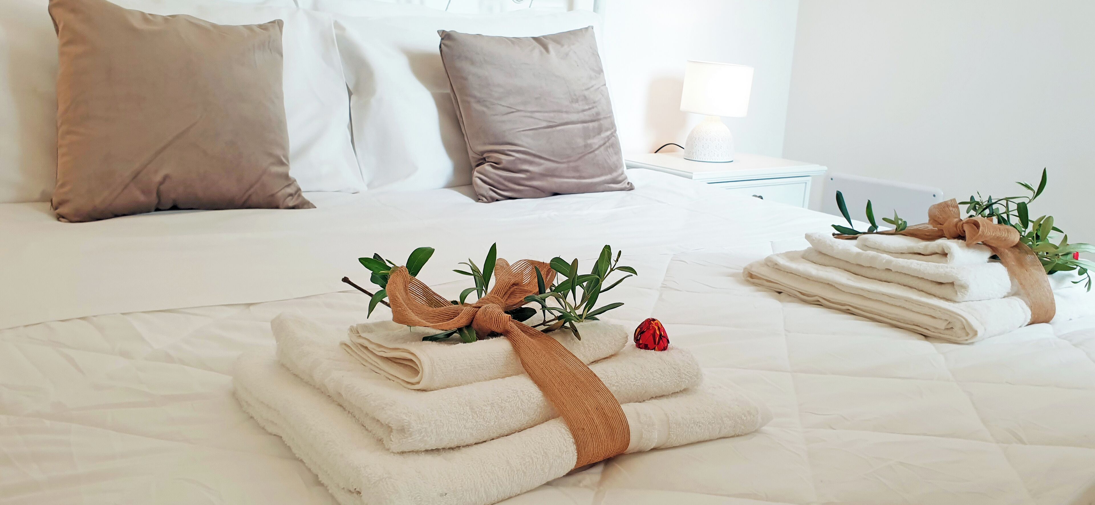 2 soverom, skrivebord, strykejern/-brett og reiseseng for barn