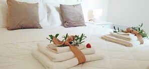 2 habitaciones, escritorio y tabla de planchar con plancha 