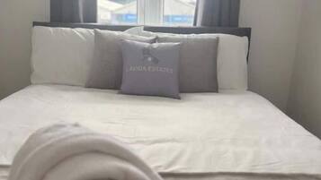 2 bedrooms, iron/ironing board, WiFi, bed sheets