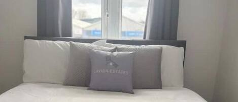 2 habitaciones, tabla de planchar con plancha, wifi y ropa de cama