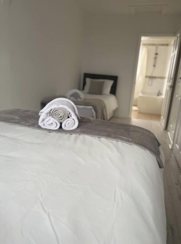 2 chambres, fer et planche à repasser, Wi-Fi, draps fournis