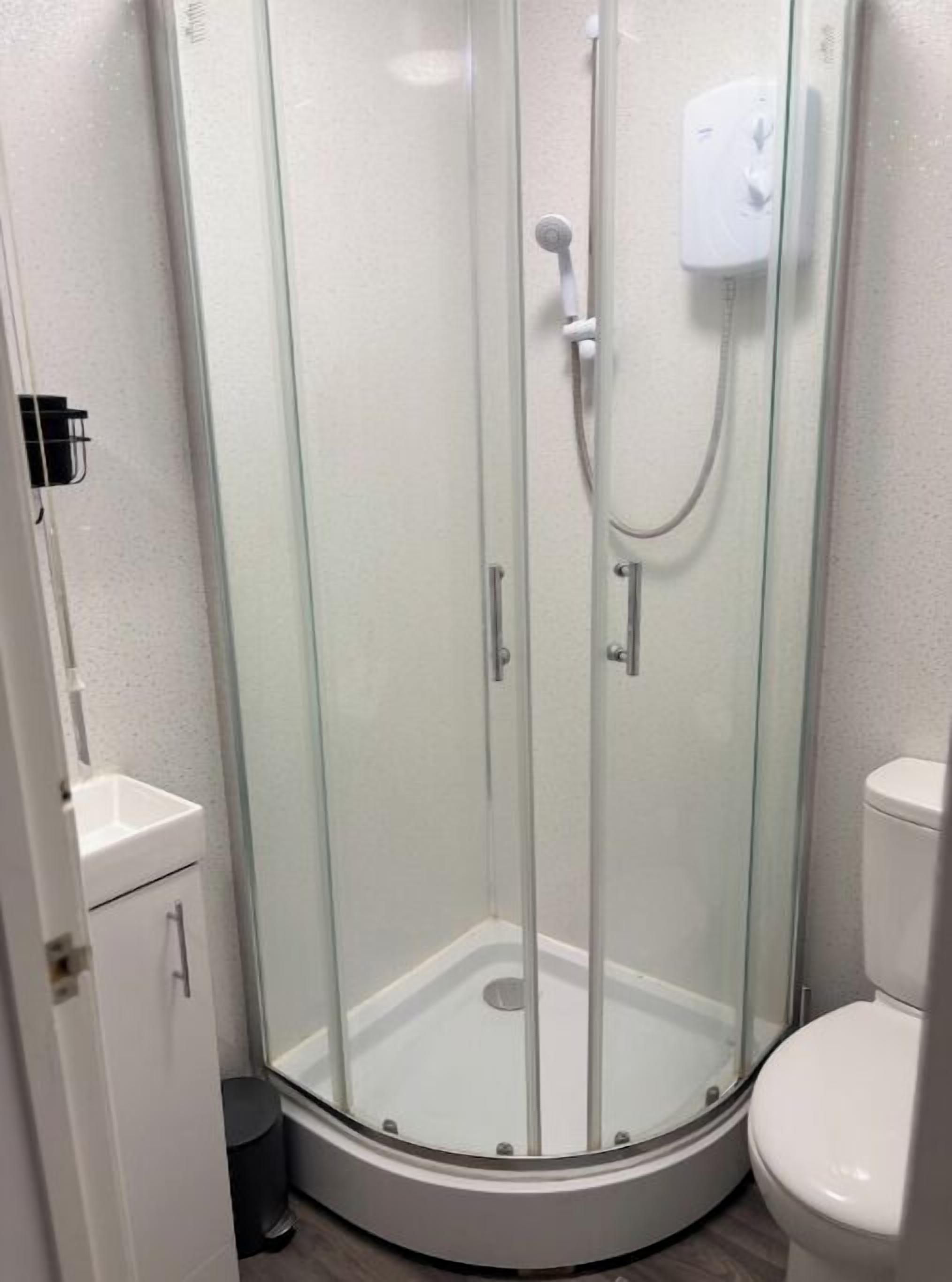 Dusch, handdukar, tvål och toalettpapper