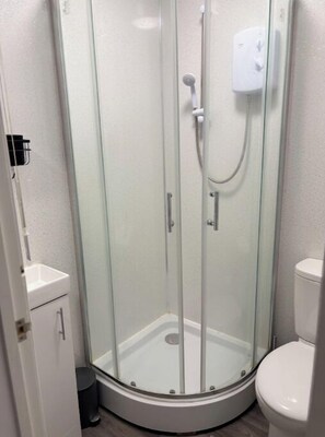 Douche, serviettes fournies, savon, papier toilette