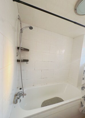 Apartamento | Banheiro | Chuveiro, secador de cabelo, toalhas de banho 