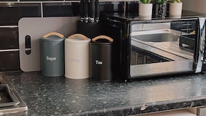 A kitchen with a microwave, a toaster, and a washing machine. - Cozy one bed Apartment Near Heathrow (Slough)