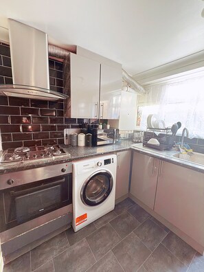 Apartment | Private kitchen | Fridge, microwave, oven, stovetop - Cozy one bed Apartment Near Heathrow (Slough)
