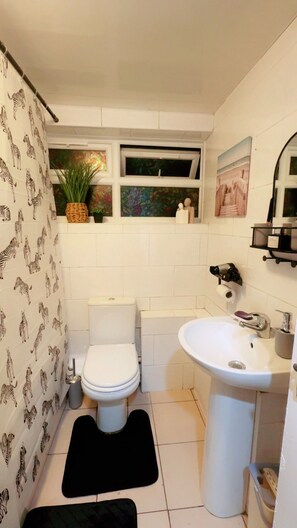 Appartement | Salle de bain | Douche, sèche-cheveux, serviettes fournies