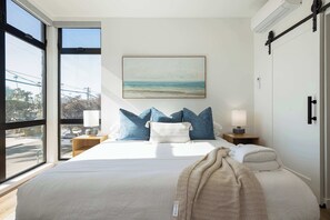 3 soverom, skrivebord, strykejern/-brett og reiseseng for barn