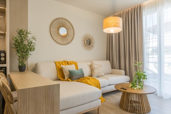 Superior-Apartment, Balkon, Stadtblick | Wohnbereich | Fernseher