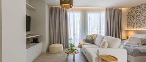 Appartamento Deluxe, balcone, vista città | 1 camera, una cassaforte in camera, tende oscuranti, insonorizzazione