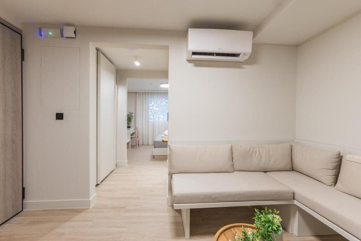 基础公寓, 露台, 一层 | 起居区 | 电视