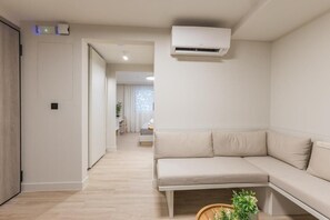 Eenvoudig appartement, terras, op benedenverdieping | Woonruimte | Televisie