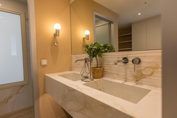 ฝักบัว, รองเท้าสวมภายในห้อง, ผ้าเช็ดตัว, สบู่