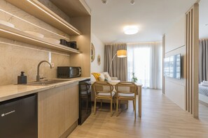 Superior appartement, balkon, uitzicht op de stad | Woonruimte | Televisie