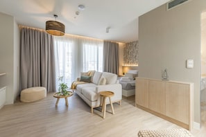 Apartamento luxo, sacada, vista para a cidade | 1 quarto, cofres nos quartos, cortinas blackout, quartos à prova de som