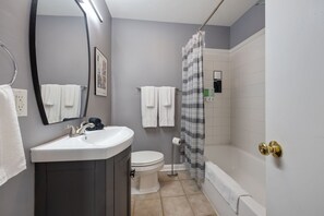 Dusj, hårføner og håndklær