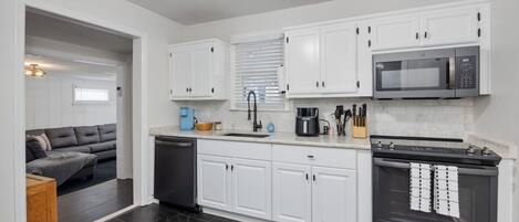 Frigorífico, microondas, horno y placa de cocina