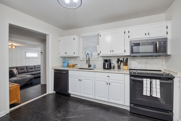 Réfrigérateur, four à micro-ondes, un four, surface de cuisson