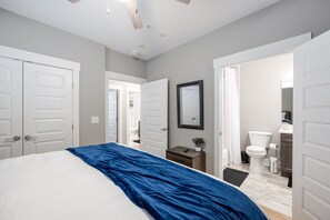 2 bedrooms, desk, iron/ironing board, WiFi