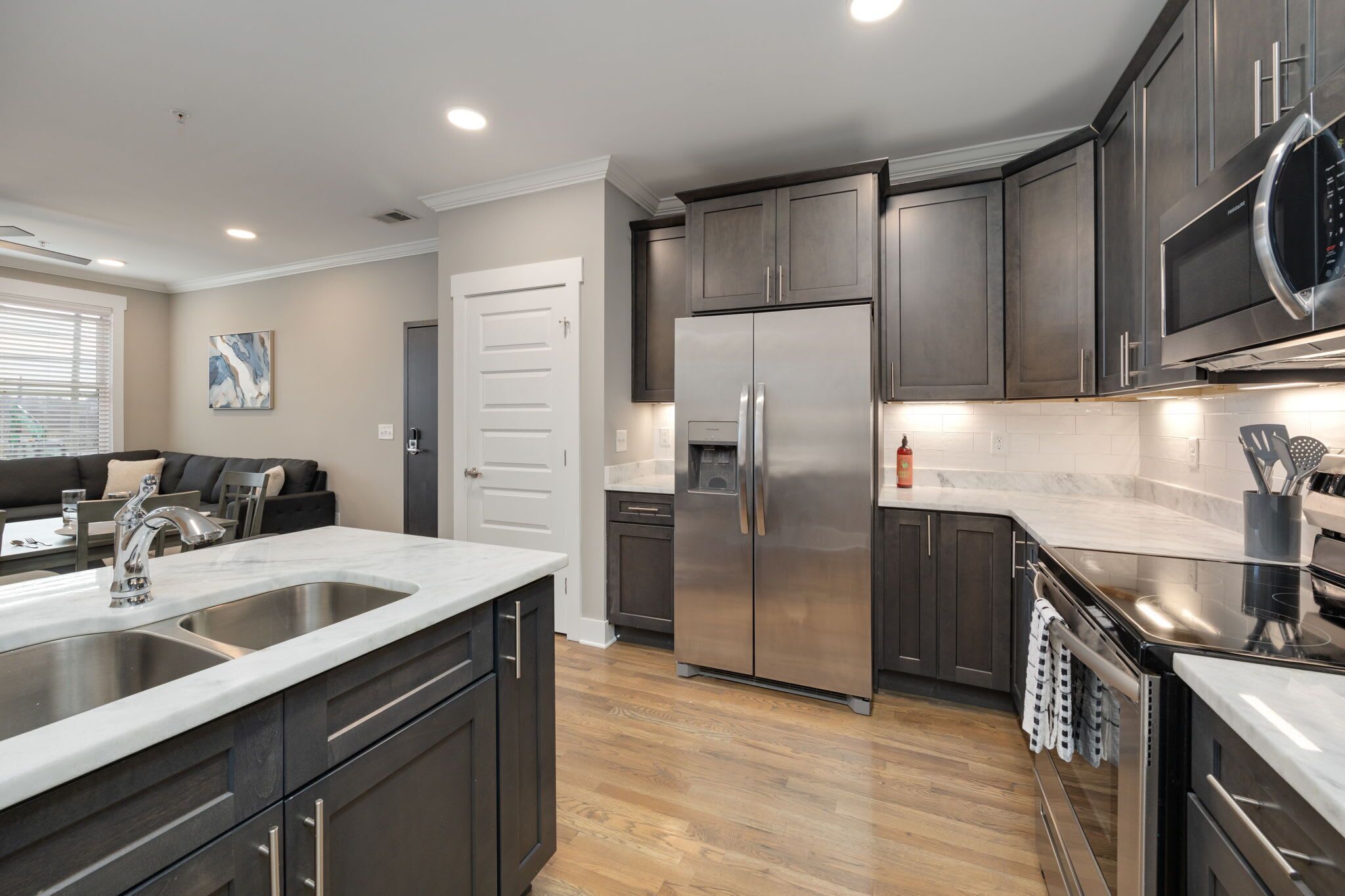 ثلاجة، ميكروويف، فرن، موقد طهي مسطح