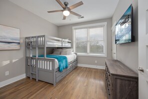 2 bedrooms, desk, iron/ironing board, WiFi