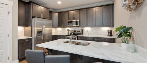 Refrigerador, microondas, horno, placa de cocina