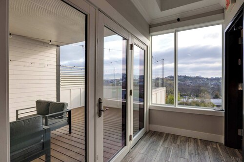 Broadway Stay • 2BR in The Nations • Breweries
