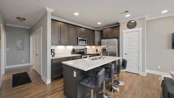 Réfrigérateur, four à micro-ondes, un four, surface de cuisson