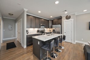 Fridge, microwave, oven, stovetop - Nations Luxury Condo • Sleeps 6 •Close to Broadway (Nashville)