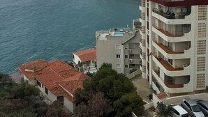 Un bâtiment situé sur la côte, doté de nombreux balcons donnant sur la mer.