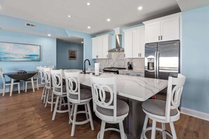 Een koelkast, een microgolfoven, een oven, een kookplaat