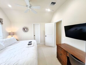 4 bedrooms, WiFi, bed sheets - Waterfront Home in Sea Isle w/ Tiki Bar & Fire Pit! (Galveston)