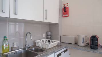 Microondas, placa de cocina y lavavajillas