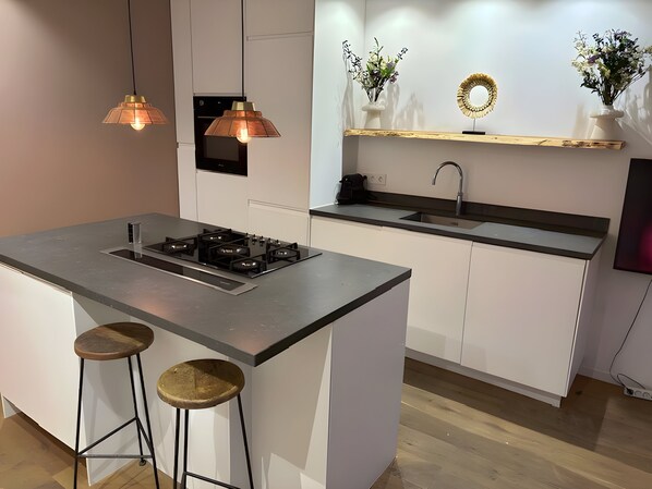 Fridge, oven, stovetop, dishwasher - Garden apartment near Vondelpark (Amsterdam)