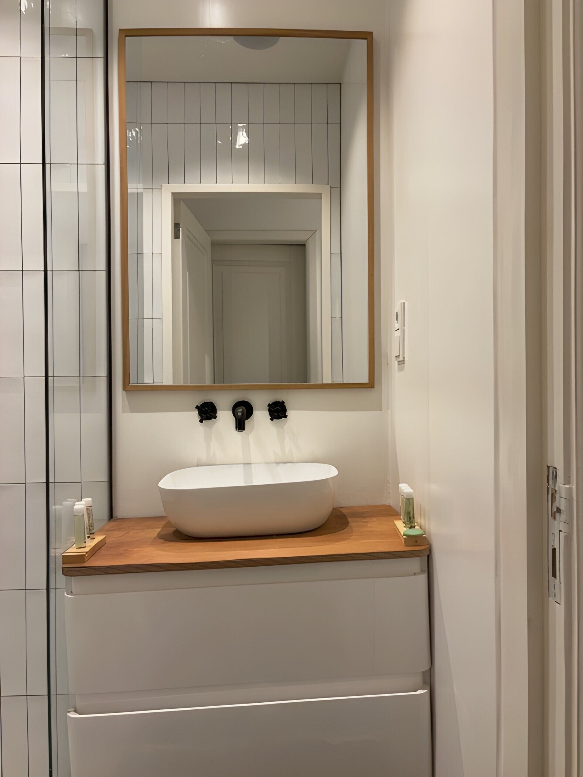 Een douche, een haardroger, handdoeken, zeep