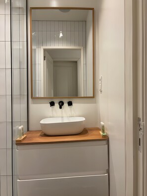 Shower, hair dryer, towels, soap - Garden apartment near Vondelpark (Amsterdam)