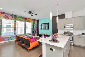 Réfrigérateur, four à micro-ondes, un four, surface de cuisson