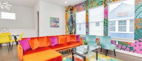 Televisión, chimenea y oficina