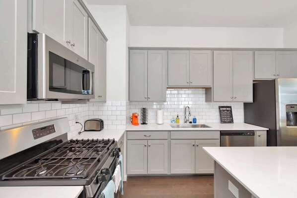 Réfrigérateur, four à micro-ondes, un four, surface de cuisson