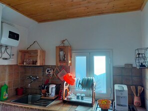 Fridge, coffee/tea maker, electric kettle, cookware/dishes/utensils - Independent studio apartment between Rieti and Terminillo (Lisciano)