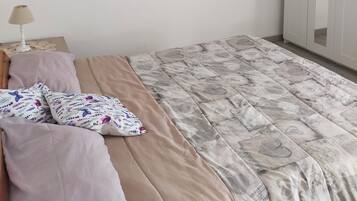 1 quarto, acesso à internet, roupa de cama