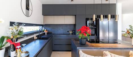 Deluxe Villa, Garden View | Dapur peribadi | Peti sejuk/penyejuk beku saiz penuh, ketuhar gelombang mikro, ketuhar