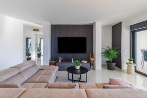 Deluxe Villa, Garden View | Living area | Table tennis, toys - Luxury Villa Podversie with pool (Debeljak)