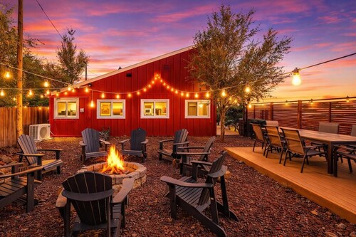 25 Min to Grand Canyon, Hot Tub, Fire Pit & Fun