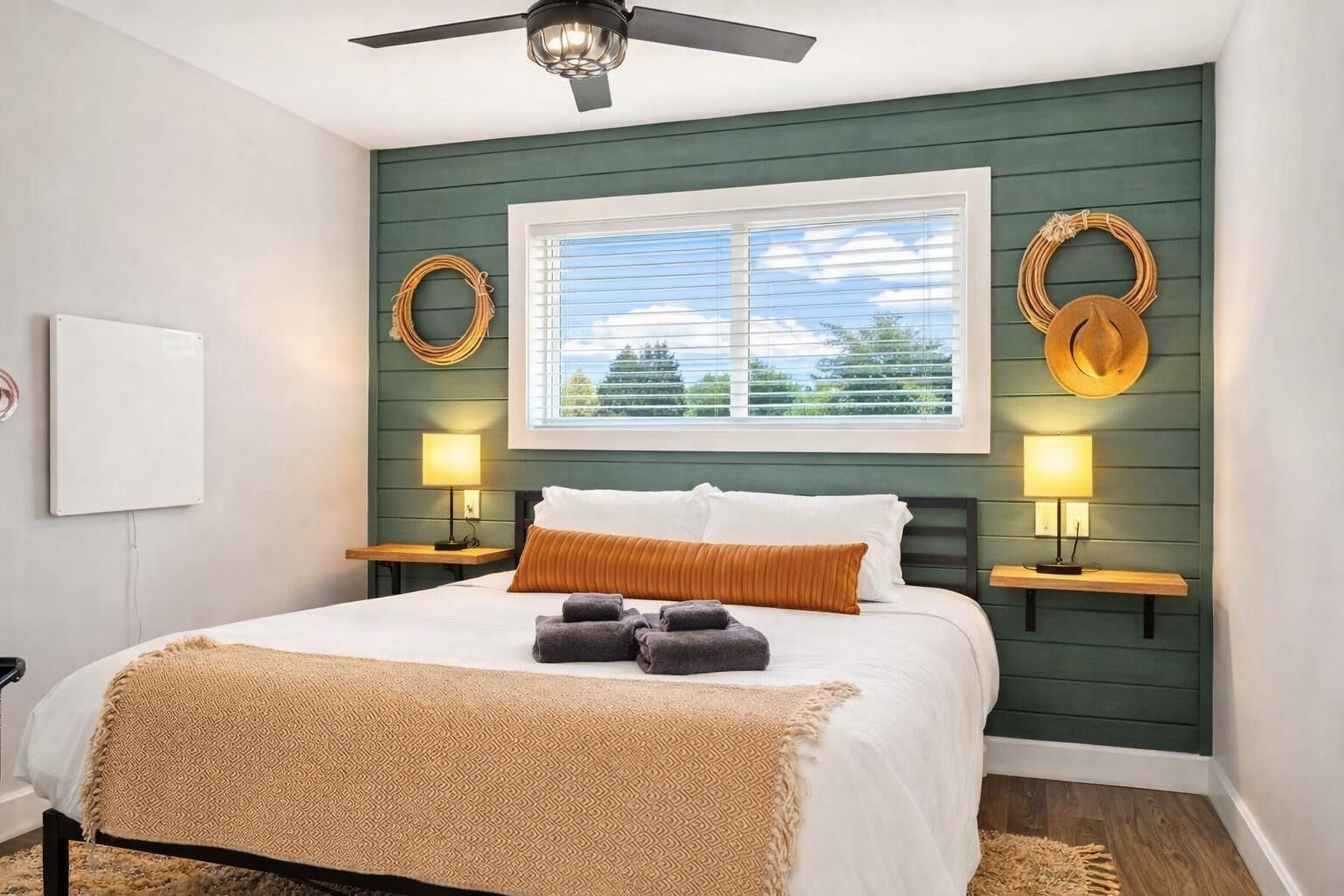 4 bedrooms, desk, iron/ironing board, free WiFi